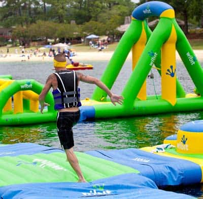 Jeux gonflables dans l'eau